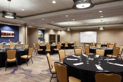 Бизнес-центр и/или конференц-зал в Courtyard by Marriott Orlando Lake Buena Vista in the Marriott Village