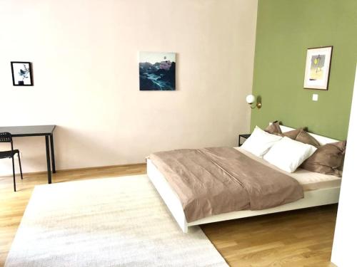 1 dormitorio con cama y escritorio. en City Centre - Best location, big & new 110 m2 apt en Viena