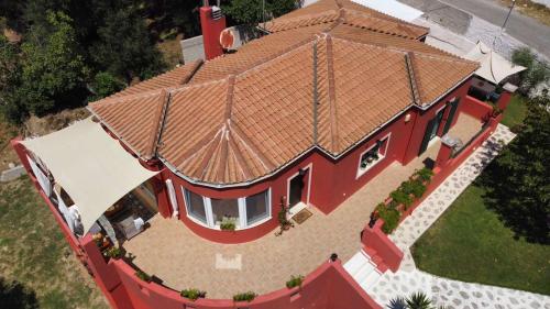 una vista aérea de una casa con techo en Stella Rossa, en Áno Garoúna