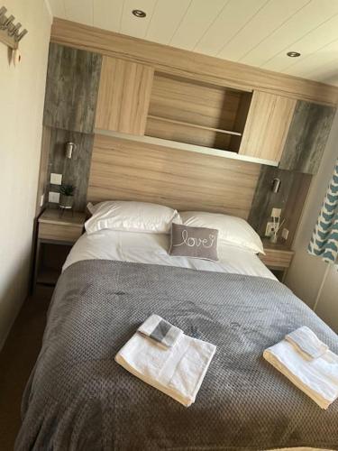 Ένα ή περισσότερα κρεβάτια σε δωμάτιο στο 2 bedroom (sleeps 6) caravan to rent in allonby