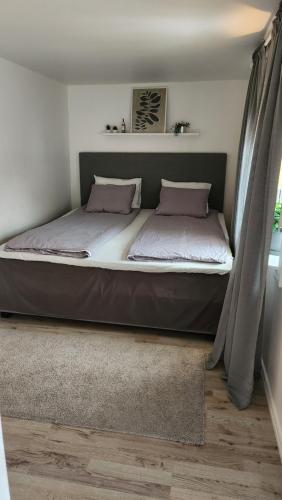 uma cama grande num quarto com uma estratégia de mediatização em Tift bossgård em Linköping