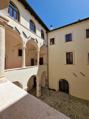 una vista exterior de un edificio con arcos en Casa Alferi by TraMonti Apartments, en LʼAquila