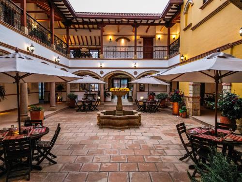 Un restaurante o sitio para comer en Maria Bonita Hotel