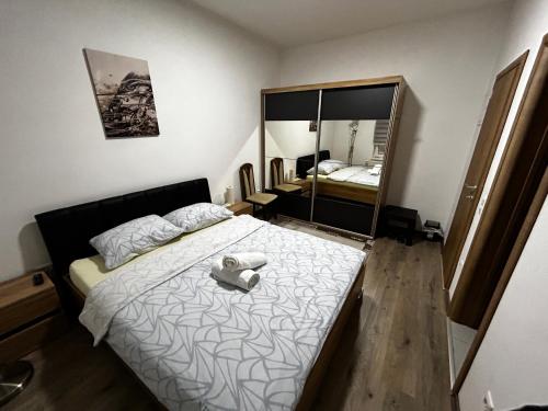 1 dormitorio con cama y espejo grande en Apartmani Venci Travnik en Travnik