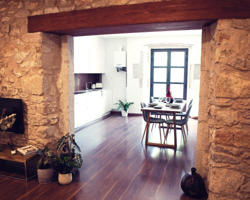 uma sala de estar com uma mesa e uma sala de jantar em THE RIVERSIDE LODGE Cozy and spacious apartment em Girona