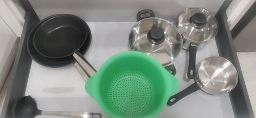 a green pot and other kitchen utensils on a counter at Situación inmejorable. Céntrico y tranquilo in Carrizal