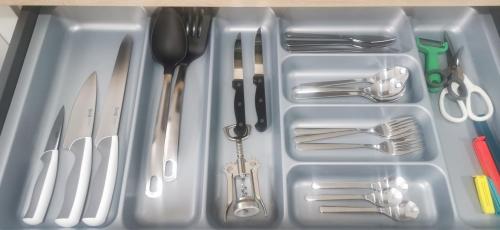 a plastic sink with utensils in it at Situación inmejorable. Céntrico y tranquilo in Carrizal