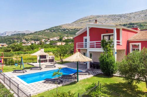 een villa met een zwembad en een huis bij Villa Valerija in Srinjine