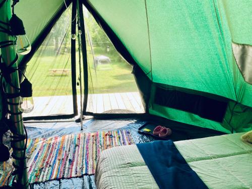 Zimmer mit einem Zelt mit einem Bett in der Unterkunft Wildwood Heart Farm 