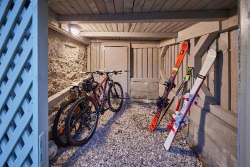 a group of bikes parked in a garage at Chalupa v Jizerkach in Albrechtice v Jizerských horách