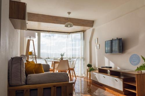 - un salon avec un canapé et une table dans l'établissement Aires del Lago, à San Carlos de Bariloche