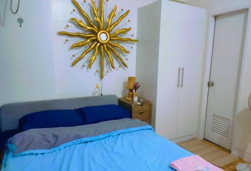 um quarto com uma cama azul e uma estrela dourada na parede em Hantowah's Crib - Southwoods em San Pedro