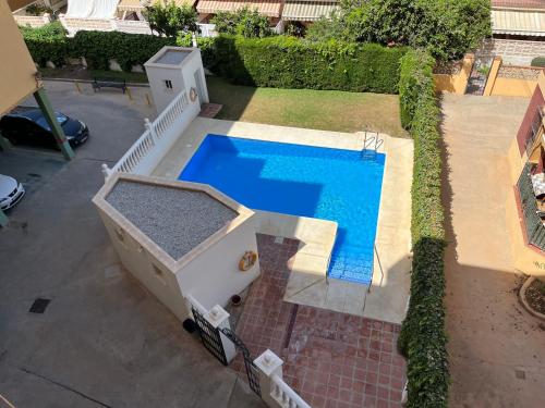 una vista aérea de una piscina en un patio en APARTAMENTO PLAYA AZUL, en Rincón de la Victoria