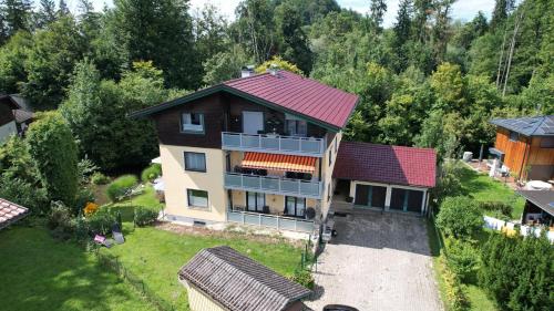 an aerial view of a house with a red roof at Walters Appartment - Wohfühlurlaub für Mensch und Hund in Anif