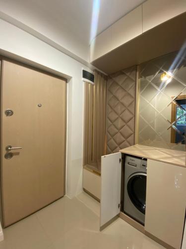 lavadero con puerta y lavadora en Elegant Suite - Titan Park, en Bucarest
