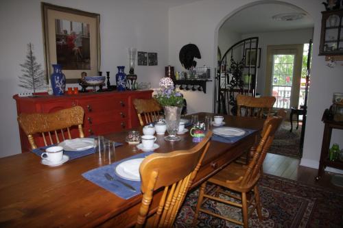 comedor con mesa de madera y sillas en O'Brien House, en Kingston