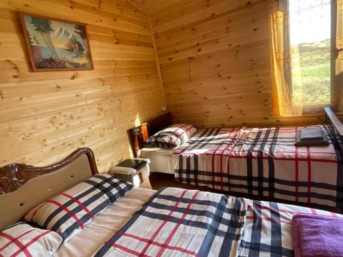 sypialnia z 2 łóżkami w drewnianym domku w obiekcie Eco Aura w mieście Vardenis