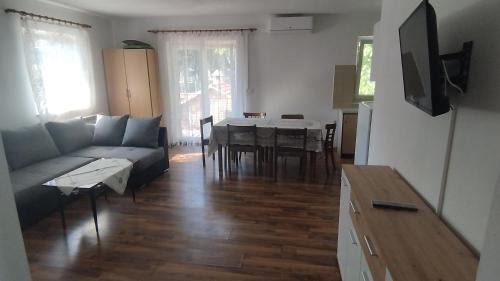 ein Wohnzimmer mit einem Sofa und einem Tisch in der Unterkunft Apartment Sinčić in Kastav