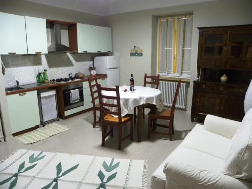 eine Küche mit einem Tisch und Stühlen im Zimmer in der Unterkunft Rivaro Palace in Novi Ligure