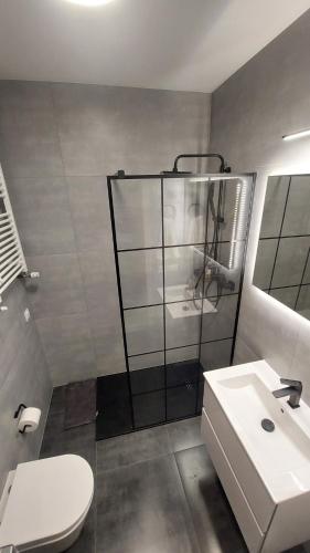 Ένα μπάνιο στο Laguna24 Jezioro Żywieckie Klimatyzowany apartament 40 m2