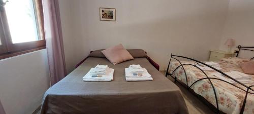 a small bedroom with a bed with towels on it at Agriturismo Villa Le Vigne in Montevarchi