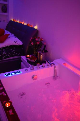 トルンにあるJacuzzi Apartamentのギャラリーの写真