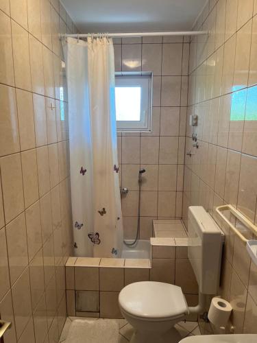 Bilik mandi di Apartments Edina