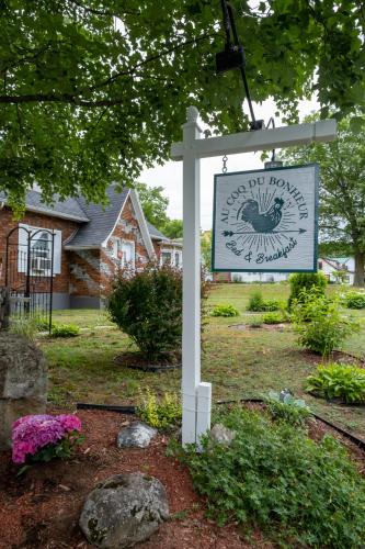 a sign for a garden in front of a house at Au coq du bonheur in Magog-Orford