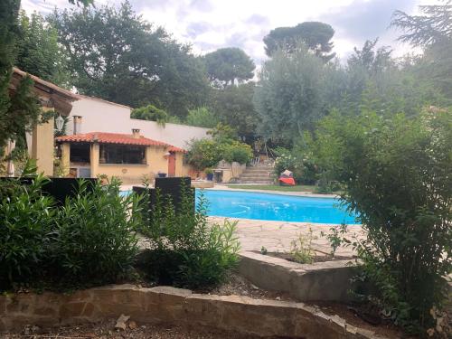 une piscine devant une maison dans l'établissement Studio Oustaou accès piscine, à Marseille