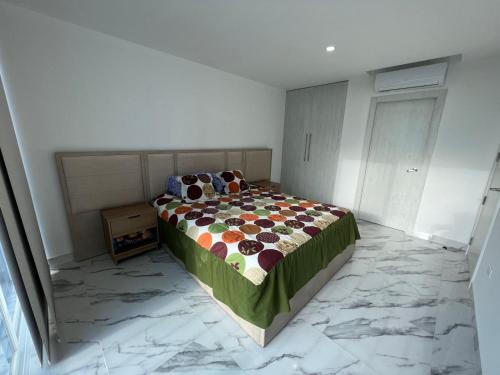 - une chambre avec un lit doté d'une couette dans l'établissement Departamento Punta Centinela Torre 3000, Santa Elena, à Punta Blanca