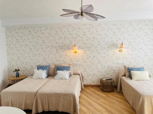 ベルモンテにあるEl Paseoのベッド2台と天井ファンが備わる客室です。