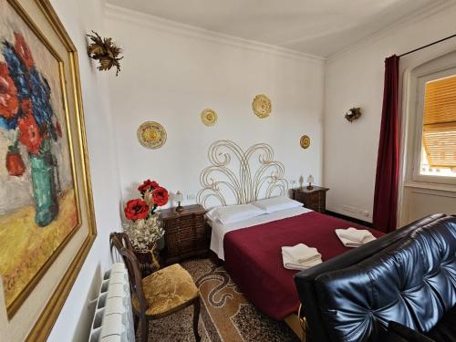 um quarto com uma cama e um sofá em Gropallo Palace Apartments - 4 Dreams 4 You - Pieno centro - Palazzo Nobiliare Storico em Génova