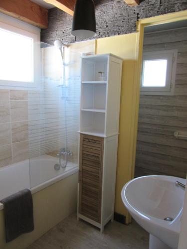 une salle de bain avec une baignoire, un lavabo et des toilettes dans l'établissement Gite LE MAS FLORANNE, à Méjannes-lès-Alès