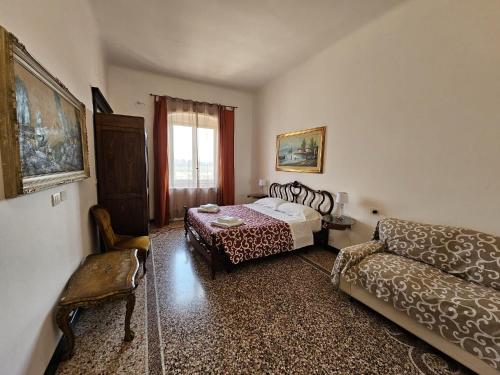 uma sala de estar com uma cama e um sofá em Gropallo Palace Apartments - 4 Dreams 4 You - Pieno centro - Palazzo Nobiliare Storico em Génova