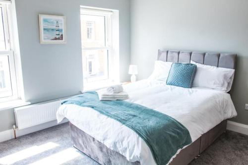 una camera da letto con un letto con una coperta blu sopra di Castle gate lodge a Londonderry