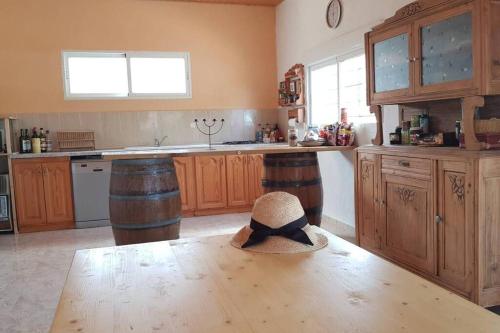 una cocina con un sombrero sobre una mesa de madera en Níjar has been described as one of the most picturesque towns in the whole of Spain. A visit to Níjar guarantees the traveller a flavour of the ‘real’ Andalusia without the need to overspend on the trip. en Níjar