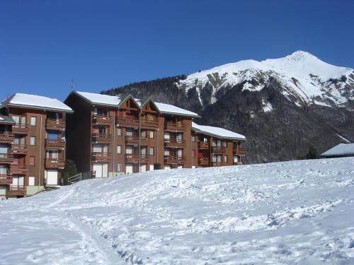 une montagne enneigée devant un bâtiment dans l'établissement Appartement Morzine, deux pièces, mezzanine, 4 personnes, à Morzine