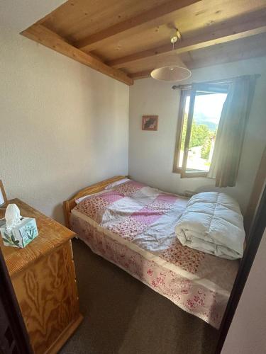 une petite chambre avec un lit et une fenêtre dans l'établissement Appartement Morzine, deux pièces, mezzanine, 4 personnes, à Morzine