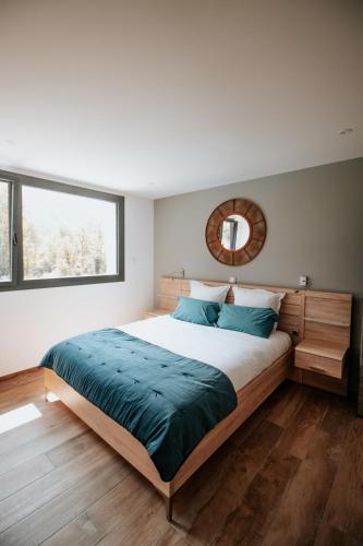 une chambre avec un grand lit et une fenêtre dans l'établissement Villa d'exception au cœur des montagnes PISCINE & SPA, à Savoie