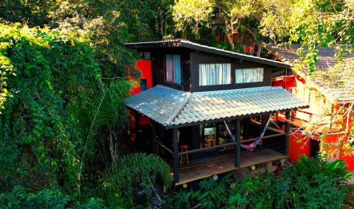 a tree house with a roof on top of it at Casas Temporada Aldeia Niura Opy in Florianópolis