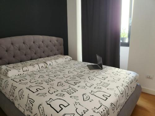 een slaapkamer met een bed met een laptop erop bij SUITE VIA ROMA 107 in Sassari