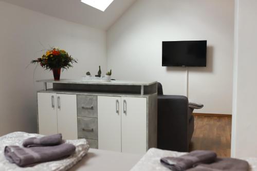 a room with a sink and a counter with towels at Ferienwohnung am Herzplatz in Memmelsdorf
