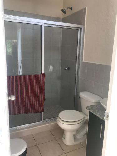 ein Bad mit einer Dusche, einem WC und einem Waschbecken in der Unterkunft shaylas in Santa Ana