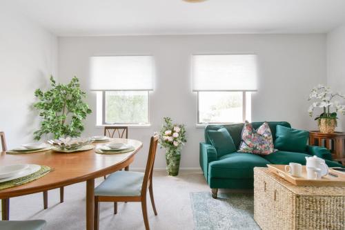 sala de estar con sofá verde y mesa en Luxury Spacious 2 bed Apartment en Shilton