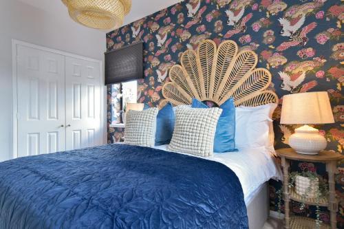 1 dormitorio con cama azul y papel pintado con motivos florales en Luxury Spacious 2 bed Apartment en Shilton