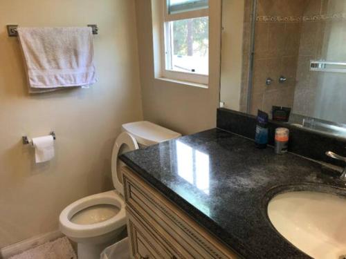 La salle de bains est pourvue d'un lavabo et de toilettes. dans l'établissement Cosy & Peaceful Place in LA, à Hacienda Heights