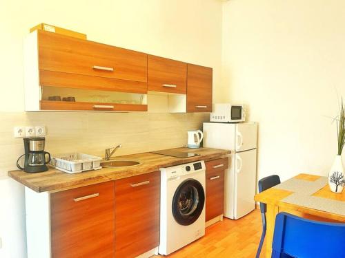 een keuken met een wasmachine en een koelkast bij Central Spacious Flat in Boedapest