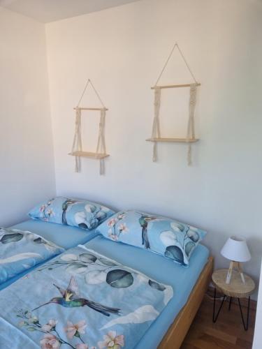 1 dormitorio con 2 camas y sábanas azules en R(h)einzeit, en Oberwesel