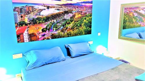 マラガにあるSUNBURN, Aquí Hay Quíen Vivaの青いベッドルーム(ベッドの上に大きな絵付)