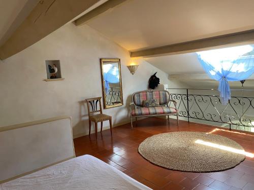ein Wohnzimmer mit einer Katze auf einem Stuhl in der Unterkunft Mas Antonine Cigalle in Arles